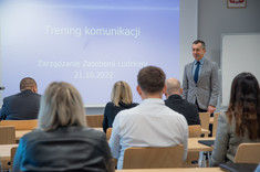 Prof. dr hab. Grzegorz Ostasz oraz słuchacze studiów podyplomowych Zarządzanie zasobami ludzkimi.