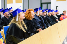 Absolwenci podczas graduacji