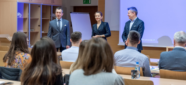 Od lewej: prof. dr hab. Grzegorz Ostasz - prorektor ds. studenckich, dr hab. Beata Zatwarnicka-Madura, prof. PRz - dziekan WZ i dr hab. Jacek Strojny - opiekun studiów podyplomowych Project manager, fot. A. Surowiec