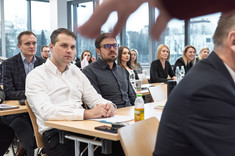 Słuchacze studiów Master of Business Administration (MBA) podczas zajęć, 