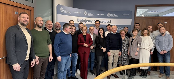 Słuchacze studiów EMBA z dziekan WZ prof. B. Zatwarnicką-Madurą i M. Dareckim