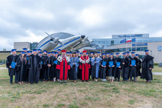 Absolwenci z przedstawicielami władz PRz i WZ, fot. Arkadiusz Surowiec