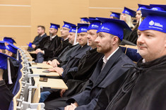 Absolwenci podczas graduacji