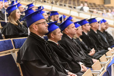 Absolwenci podczas graduacji