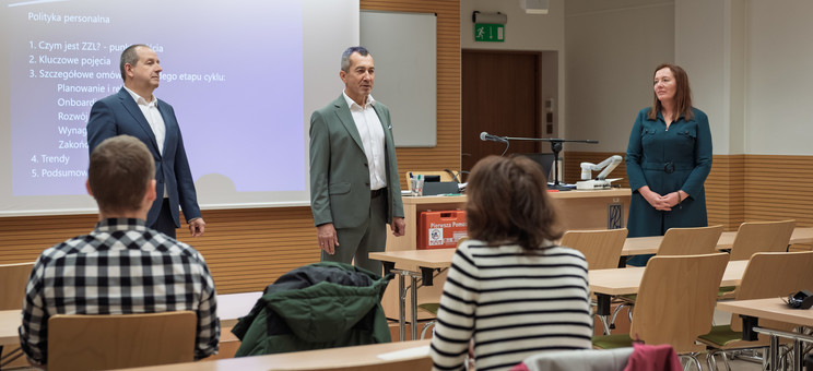 Od lewej: dr inż. Dariusz Wyrwa; prof. dr hab. Grzegorz Ostasz, dr hab. Krystyna Khorrami, prof. PRz 