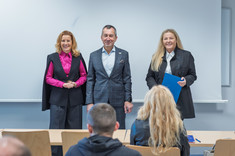 Od lewej: dr hab. Beata Zatwarnicka-Madura, prof. PRz; prof. dr hab. Grzegorz Ostasz; dr Justyna Stecko