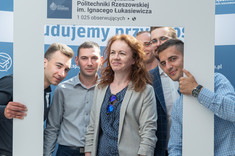 Absolwenci w ramce promocyjnej WZ, fot. Arkadiusz Surowiec