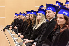 Absolwenci podczas graduacji