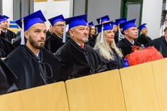 Absolwenci podczas graduacji