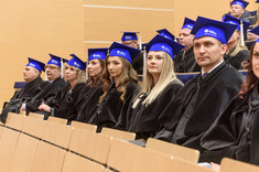 Absolwenci podczas graduacji