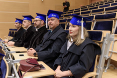 Absolwenci podczas graduacji